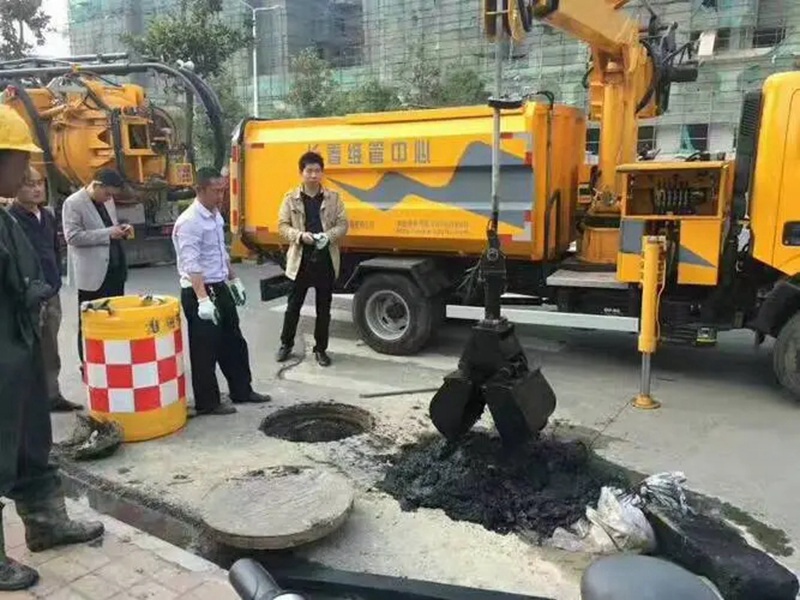 彭州街道：网格员化身“清道夫”，为民解忧疏通“堵心”化粪池