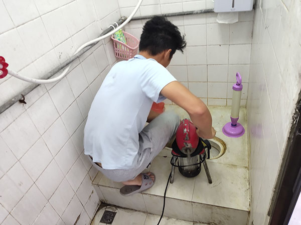 彭州肥皂掉到马桶里把马桶堵住了怎么办？马桶堵住了怎么办