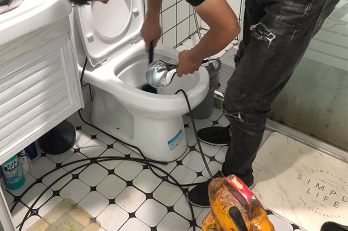 彭州马桶堵塞自己疏通还是找师傅?专业上门服务让你省时更省心